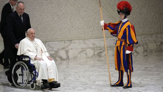 Pápež opäť nebol schopný predniesť príhovor. Bol na vyšetrení v nemocnici