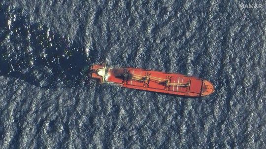 Nákladná loď, ktorú vo februári raketou zasiahli húsíovia, sa potopila