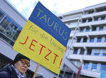 ONLINE: Nemecko odmieta poslať Kyjevu Taurusy, Briti na neho tlačia. Rusi mávajú nahrávkou dôstojníkov Bundeswehru