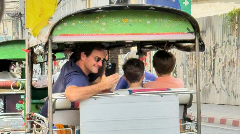 Tuk-tuk. Môžeme si tipnúť, koho Roger Federer...