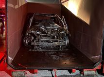 Prvý požiar elektromobilu na Slovensku: Vo vode je už tri dni, podpálený bol zrejme úmyselne