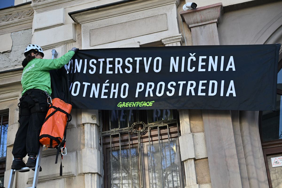 Aktivisti Greenpeace Slovensko umiestnili...