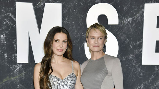 Herečka Millie Bobby Brown v kreácii Louis...