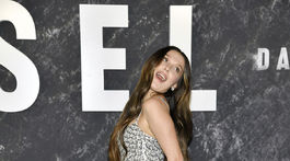 Herečka Millie Bobby Brown v kreácii Louis Vuitton. 