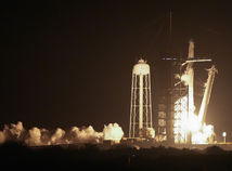 Raketa firmy SpaceX so štvorčlennou posádkou...