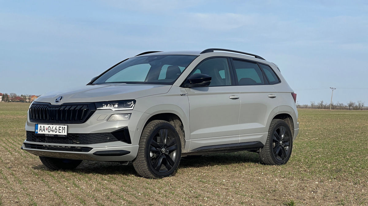 Karoq Sportline s preň typickou čiernou maskou,...
