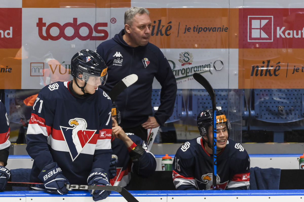 Peter Oremus na striedačke HC Slovan.