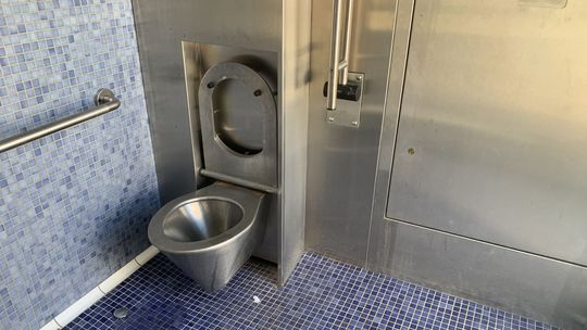 Bratislavu kritizujú za státisícovú údržbu verejných WC. Je to investícia do zlepšenia mesta, odkazujú odborníci