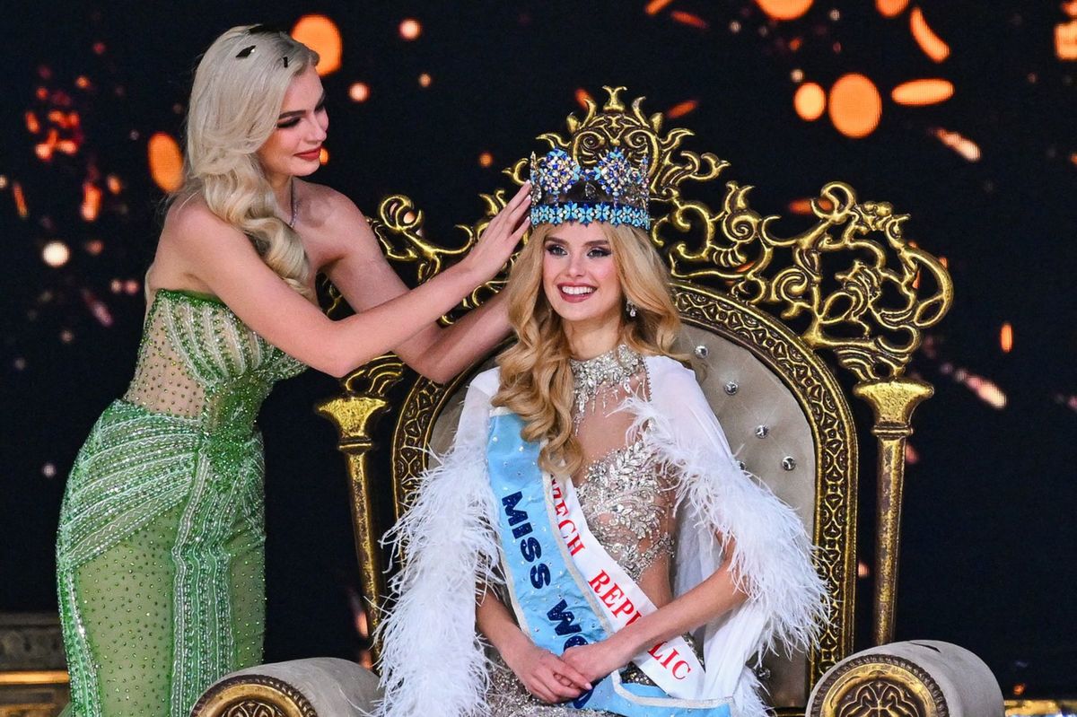 Miss World 2022 Karolina Bielawska korunuje...
