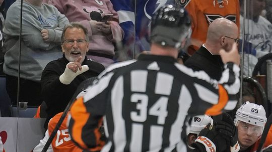 Hej ty, odíď, kričal rozhodca na vylúčeného trénera. Nikam nejdem, kontroval búrlivák Tortorella. NHL rozhodla o treste