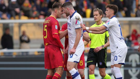 Slováci svedkami škandálu: Tréner stratil nervy, hlavičkou zložil spoluhráča Dudu a Suslova