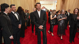 Herec Bradley Cooper v kreácii Louis Vuitton. 