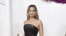 Herečka Margot Robbie si na seba obliekla kreáciu Versace.