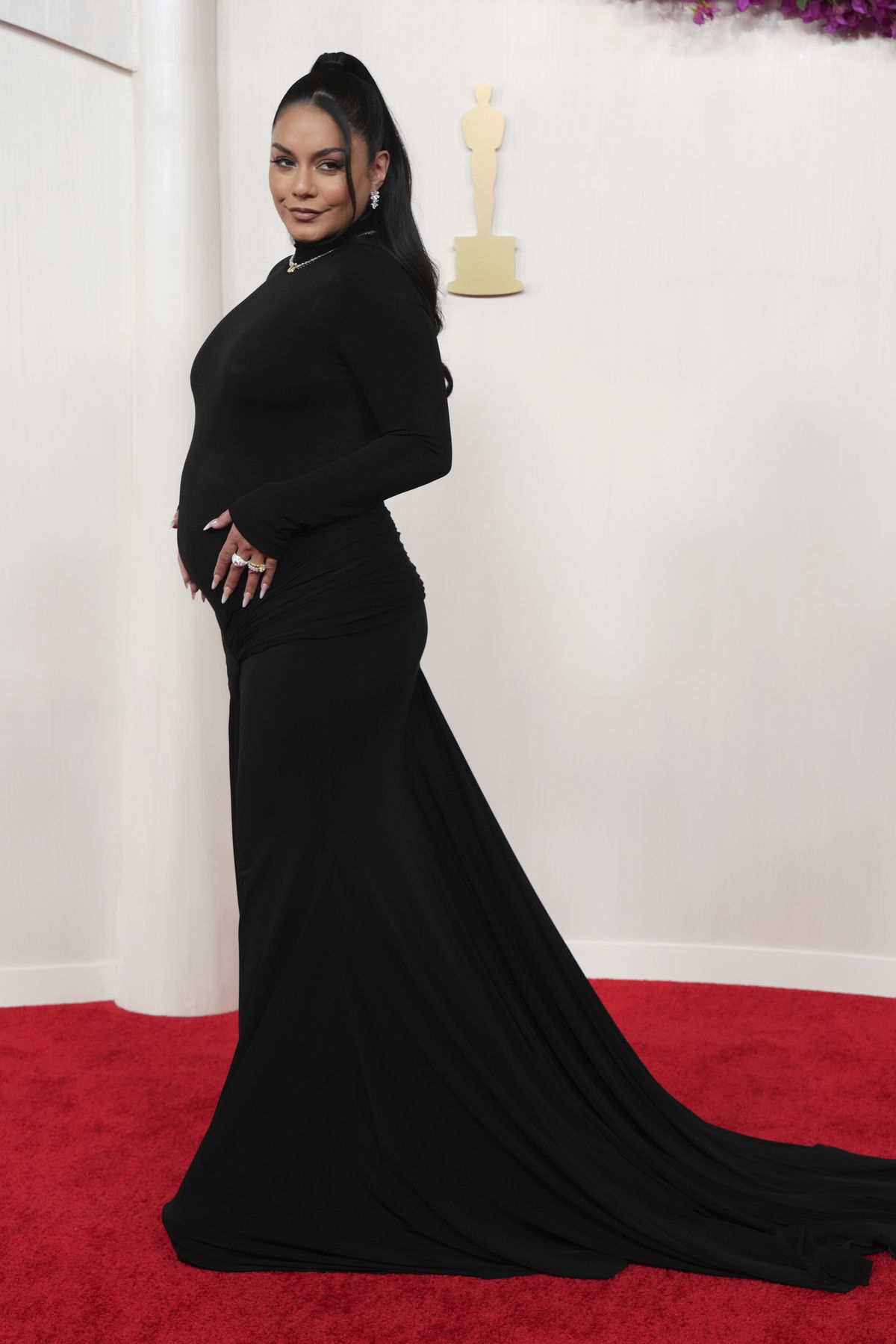 Tehotná Vanessa Hudgens v kreácii Vera Wang...