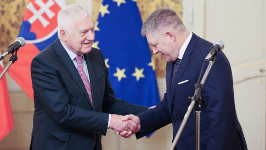 Premiér Robert Fico (vpravo) počas stretnutia s...