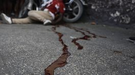 Telo muža leží v kaluži krvi vedľa jeho...