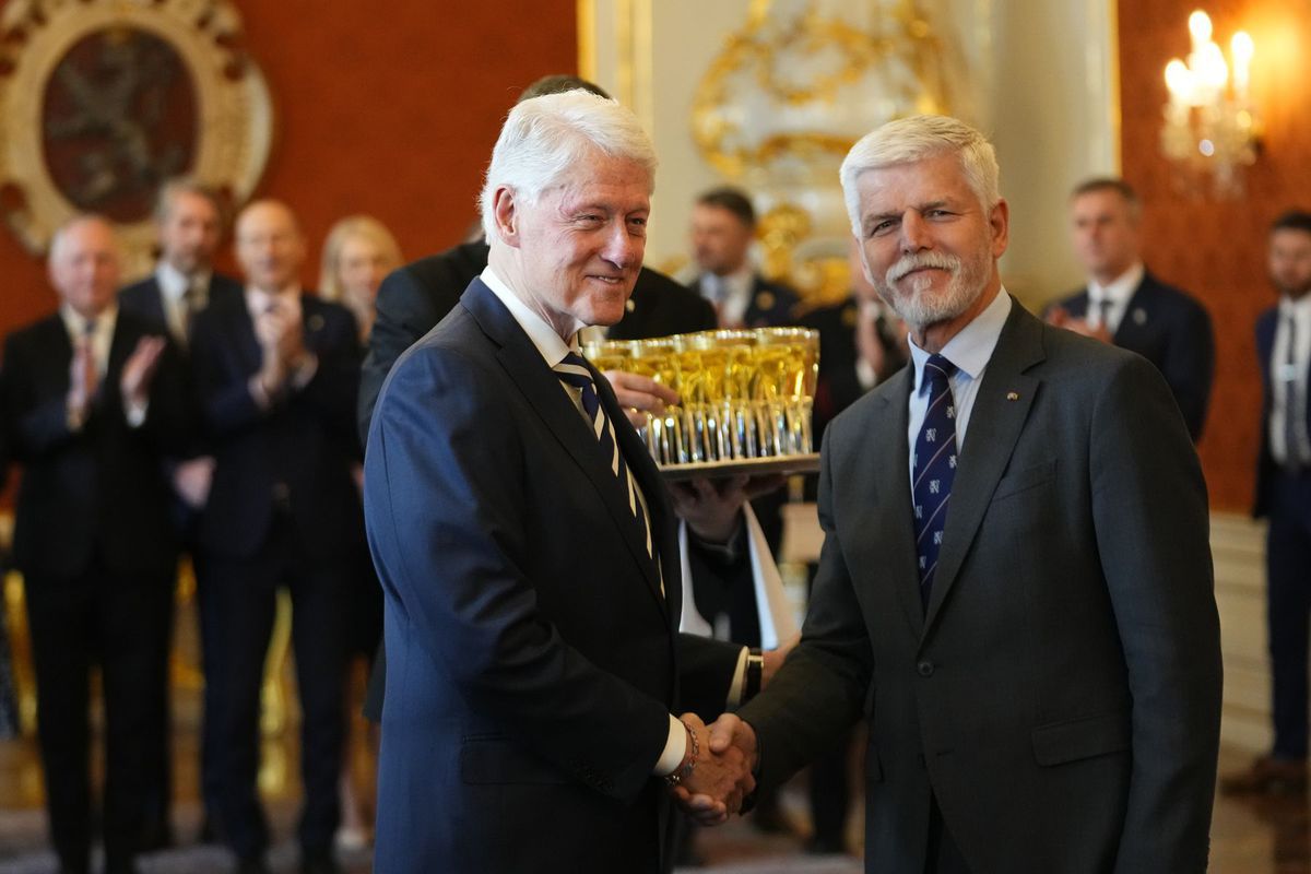 Český prezident Petr Pavel podáva ruku bývalému...