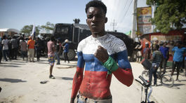 Protestujúci s farbami ruskej štátnej vlajky...