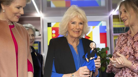 Britská kráľovná Camilla s bábikou, ktorá...