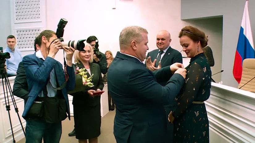 Gubernátor Segej Civiliev vyznamenáva svoju...