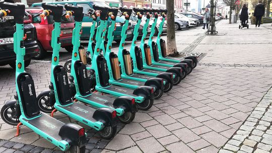 Tínedžer na kolobežke zrazil ženu na chodníku v Spišskej Belej, utrpela ťažký úraz