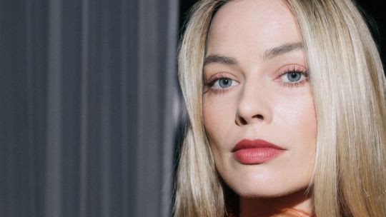 Herečka Margot Robbie sa pohrala s farbou pier...