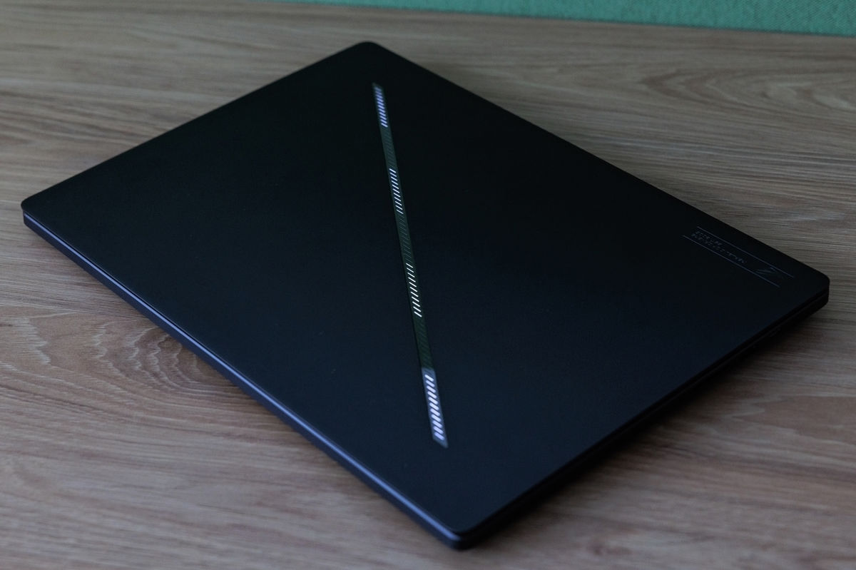 Veko notebooku zdobí efektný a farebne...