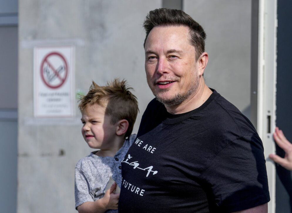 Musk prišiel do závodu Tesly v Berlíne v tričku...