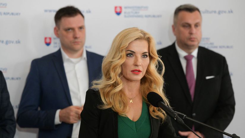 Na snímke uprostred ministerka kultúry SR...