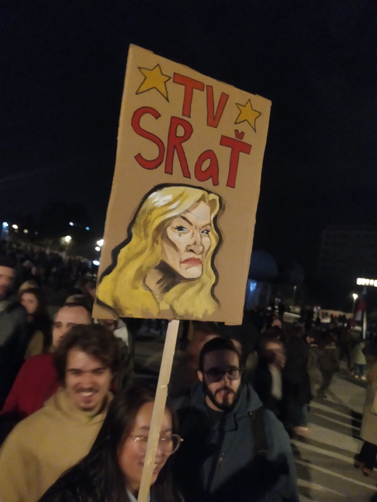 Demonštranti si na transparente robili posmech...