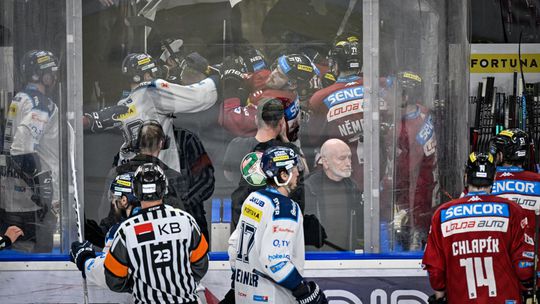 Šialenstvo v Prahe. Obranca po faule vletel hlavou rovno do mantinelu, pomsta spoluhráčov prišla v tuneli