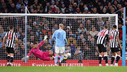 Jasná partia v Manchestri, Dúbravka bol pri góloch v úlohe štatistu. Spanilá jazda Coventry pokračuje