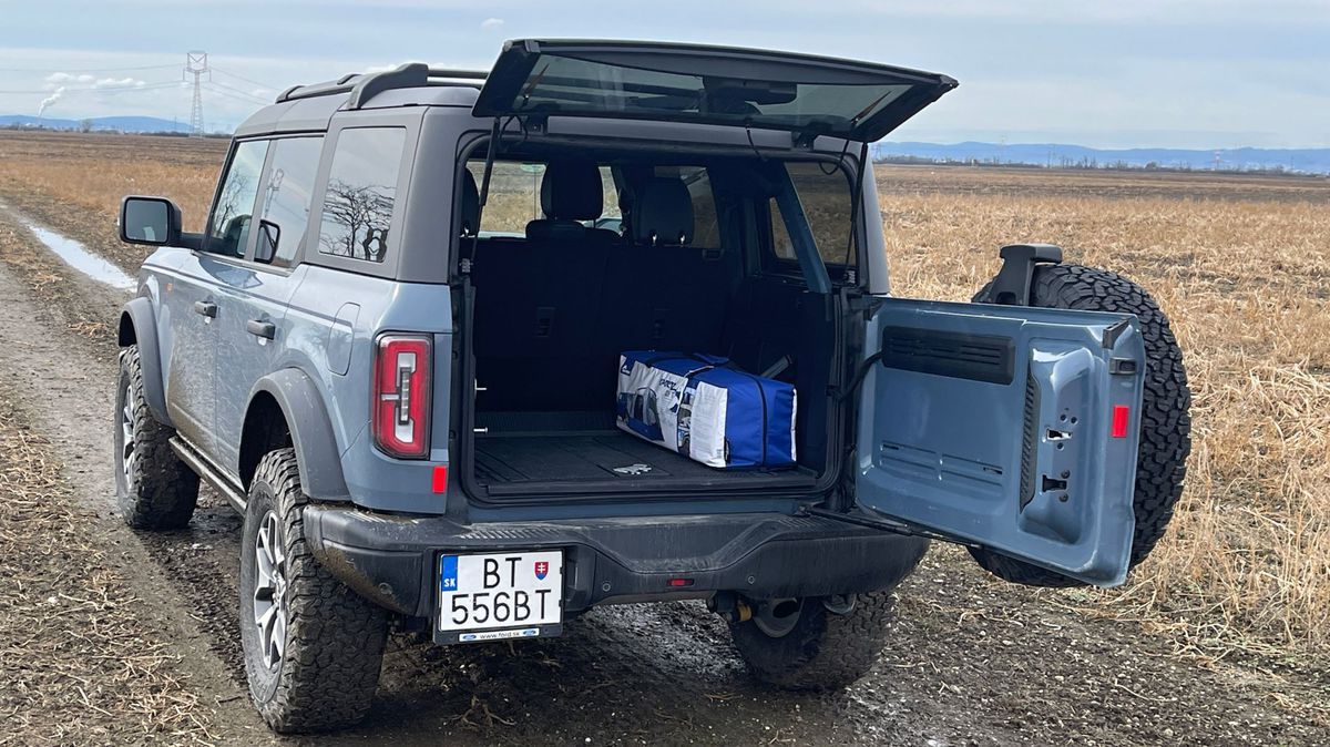 Zadné dvere sa otvárajú do strany. V kufri sme...