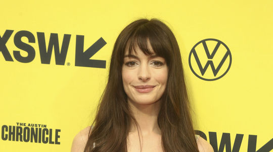 Herečka Anne Hathaway v kreácii Patou na...