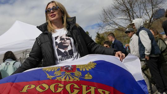 Moskva sa pochválila rekordnou účasťou vo voľbách. Putinovi gratulovali spojenci vrátane diktátora