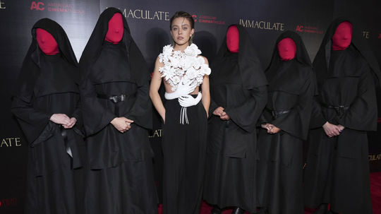 Herečka Sydney Sweeney na premiére pózuje s...