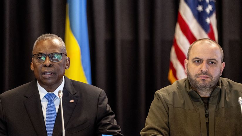 Americký minister obrany Lloyd Austin, po boku...