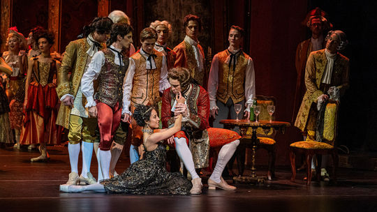 Scéna z 2. dejstva baletu Manon: Tatum...