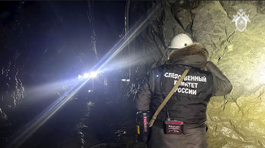 V ruskej bani na zlato uviazlo 13 baníkov, hľadajú ich stovky záchranárov. Kontakt je zatiaľ nulový