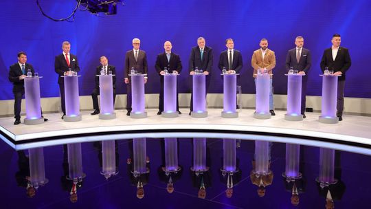 Predvolebná superdebata RTVS: Desať kandidátov po prvý raz spolu. Čím chcú presvedčiť voličov a aké tromfy skrývajú?