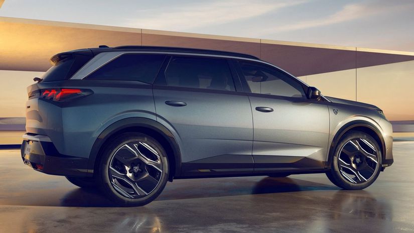 Z profilu pôsobí nový Peugeot 5008 oveľa...