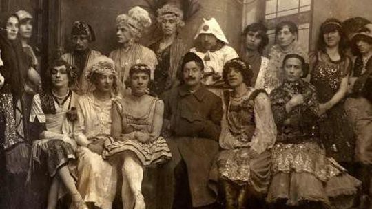 Účastníci maškarného plesu gayov a lesbičiek v...