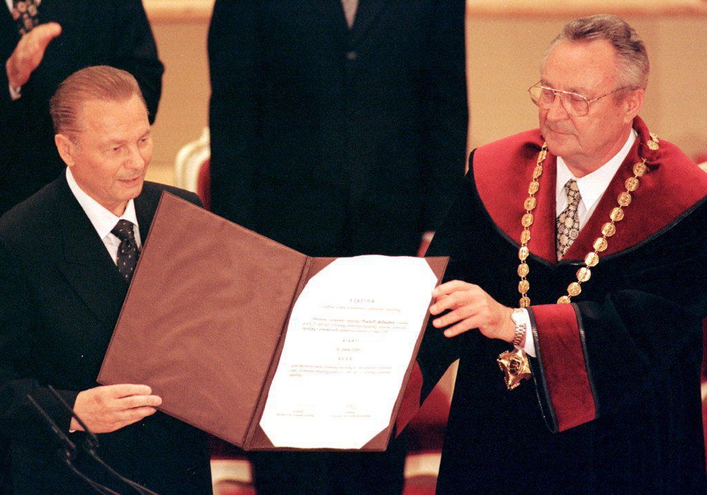 Rudolf Schuster (vľavo) preberá z rúk predsedu...