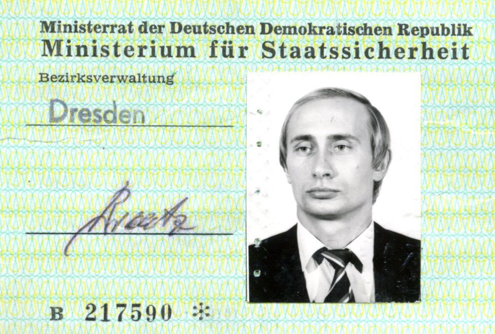 Vladimir Putin mal ako major KGB aj preukaz...