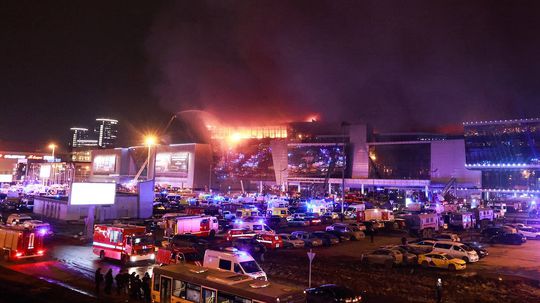 Počet obetí útoku pri Moskve vzrástol na 115, zadržali 11 ľudí. Ruskí tajní pátrajú po ukrajinskej stope