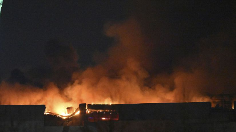 Crocus City Hall po útoku zachvátil požiar.