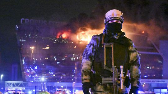 BBC: Ľudia si pri útoku v Moskve museli pomôcť sami. Elitné jednotky prišli hodinu a pol po streľbe, záchranári ešte neskôr