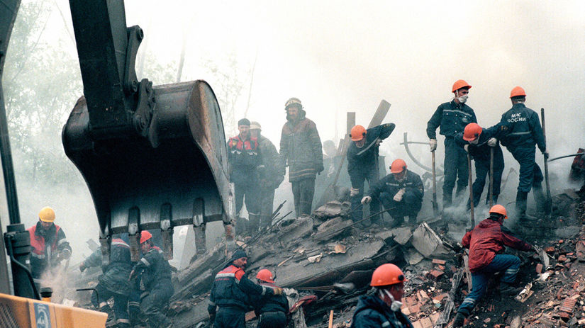 Záchranárske práce na jednom zo zničených domov...