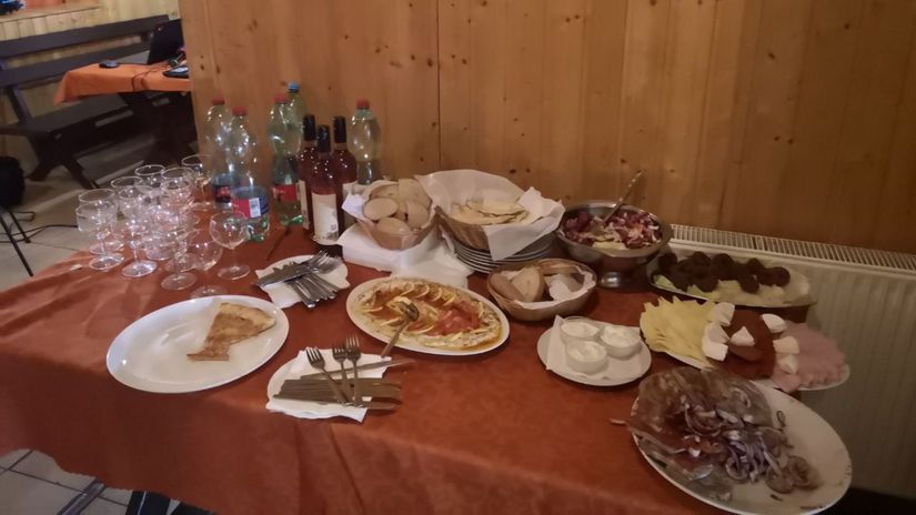 Ponuka občerstvenia v štábe Štefana Harabina