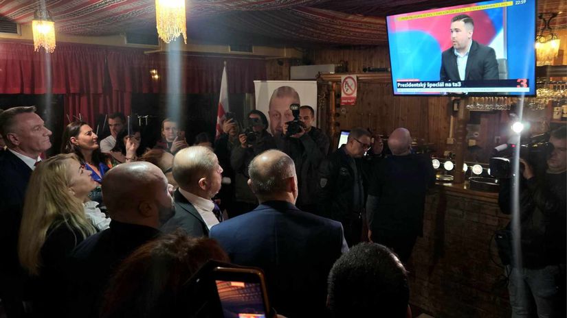 Volebná noc v centrále kandidáta Štefana Harabina